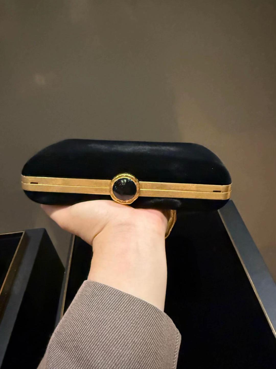 Finger-held chain evening bag