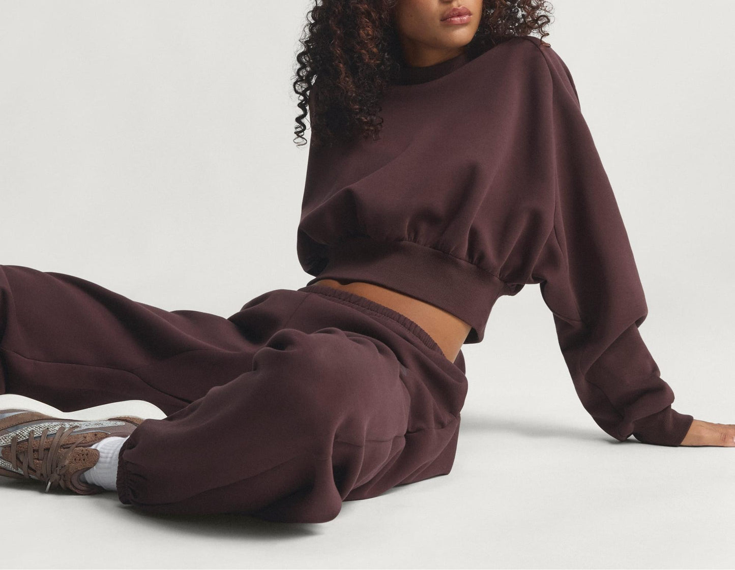 Short, loose-fitting sweatshirt + loose-fitting sweatpants set