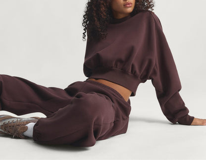 Short, loose-fitting sweatshirt + loose-fitting sweatpants set