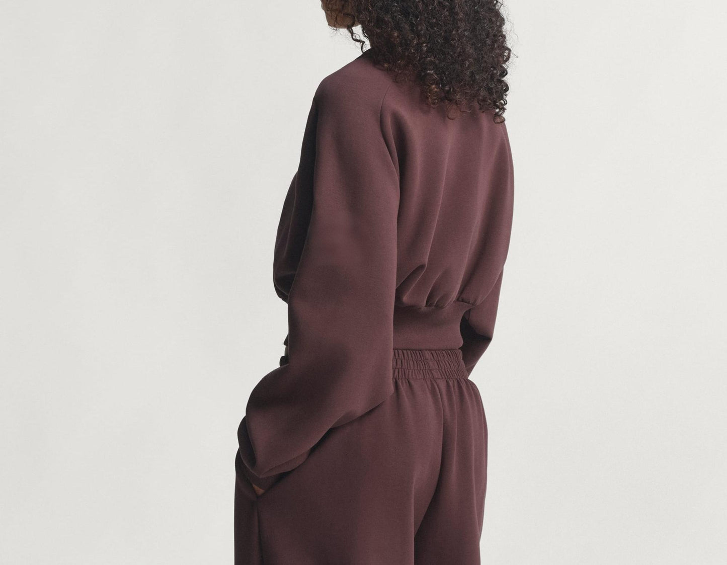 Short, loose-fitting sweatshirt + loose-fitting sweatpants set
