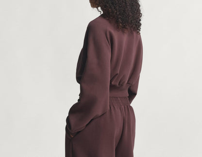 Short, loose-fitting sweatshirt + loose-fitting sweatpants set