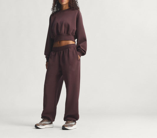 Short, loose-fitting sweatshirt + loose-fitting sweatpants set