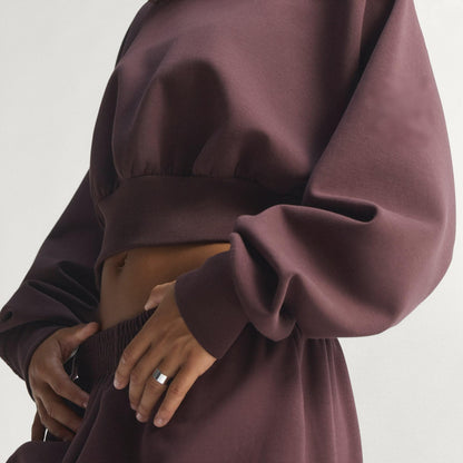Short, loose-fitting sweatshirt + loose-fitting sweatpants set
