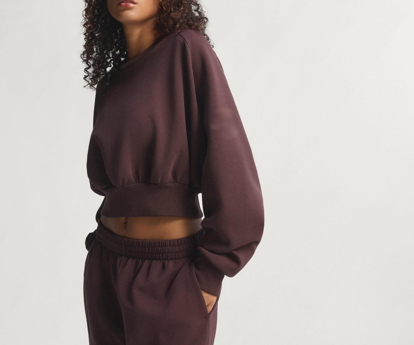 Short, loose-fitting sweatshirt + loose-fitting sweatpants set