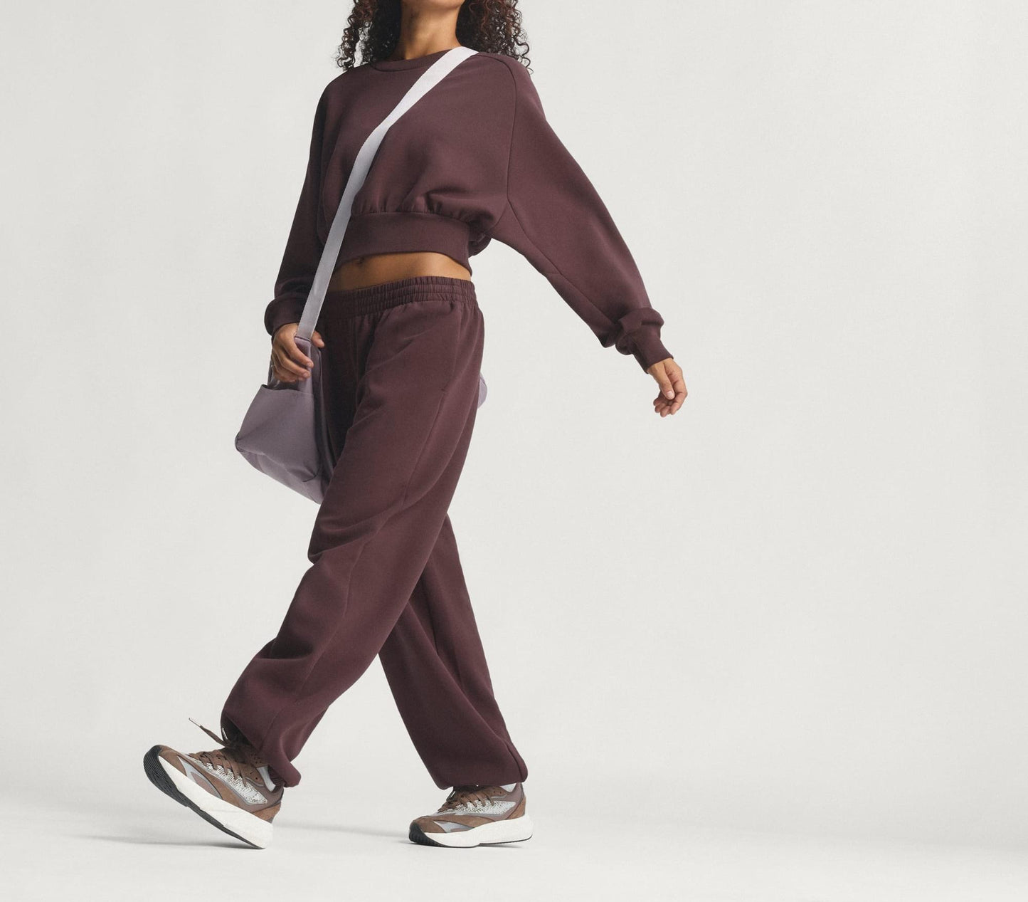 Short, loose-fitting sweatshirt + loose-fitting sweatpants set
