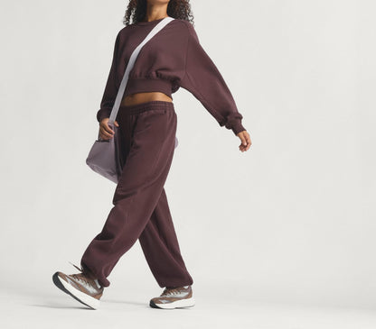 Short, loose-fitting sweatshirt + loose-fitting sweatpants set