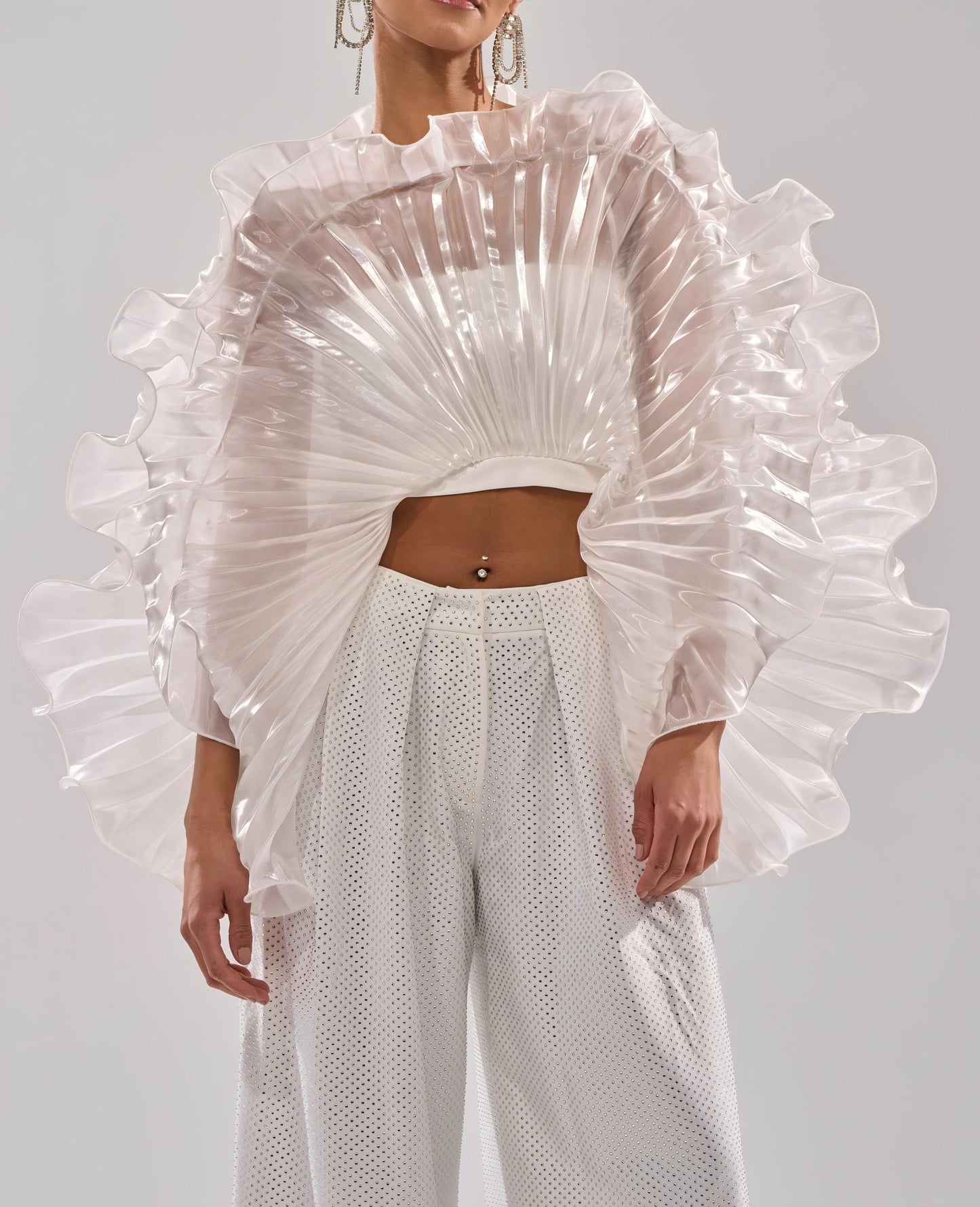 Fan-shaped three-dimensional pleated top