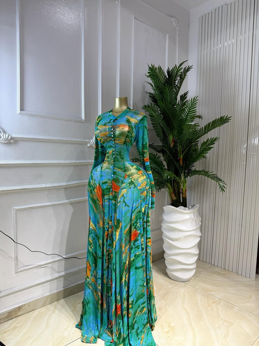 Floral print maxi dress, round neck, long sleeves, fitted waist