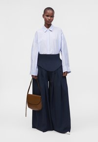 BASQUE PLEATED PANT - Trousers - navy