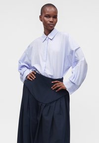 BASQUE PLEATED PANT - Trousers - navy