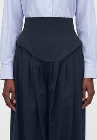 BASQUE PLEATED PANT - Trousers - navy