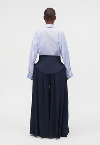 BASQUE PLEATED PANT - Trousers - navy