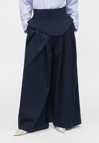 BASQUE PLEATED PANT - Trousers - navy