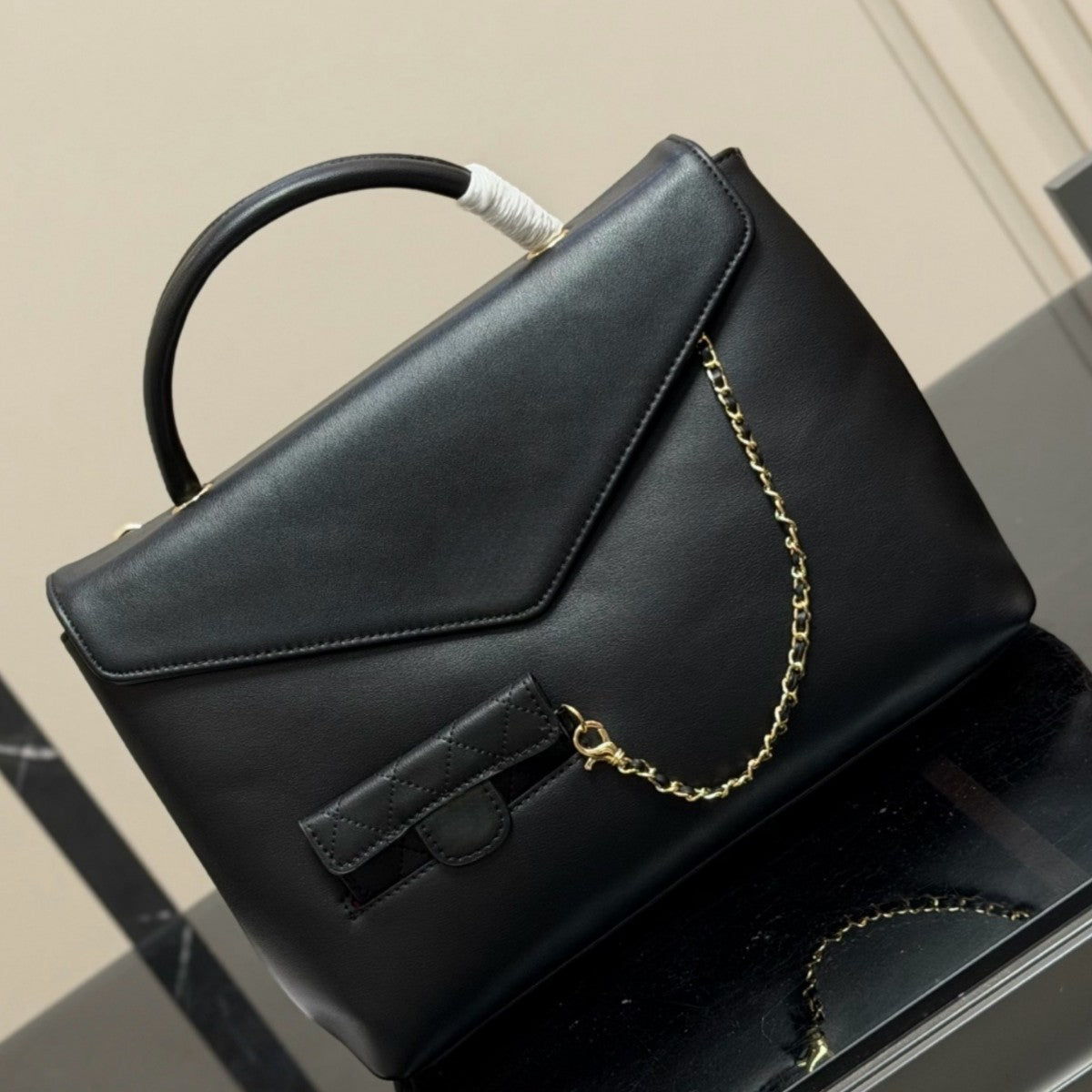 Large-capacity handbag with a matching small wallet.