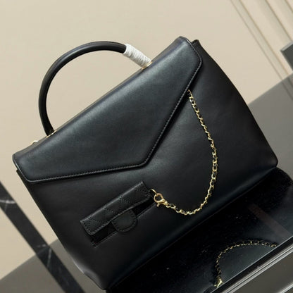 Large-capacity handbag with a matching small wallet.