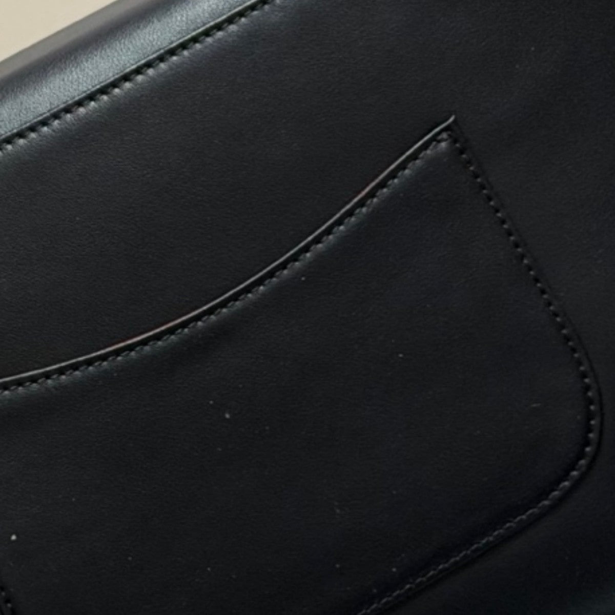 Large-capacity handbag with a matching small wallet.