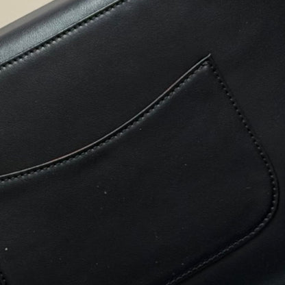 Large-capacity handbag with a matching small wallet.
