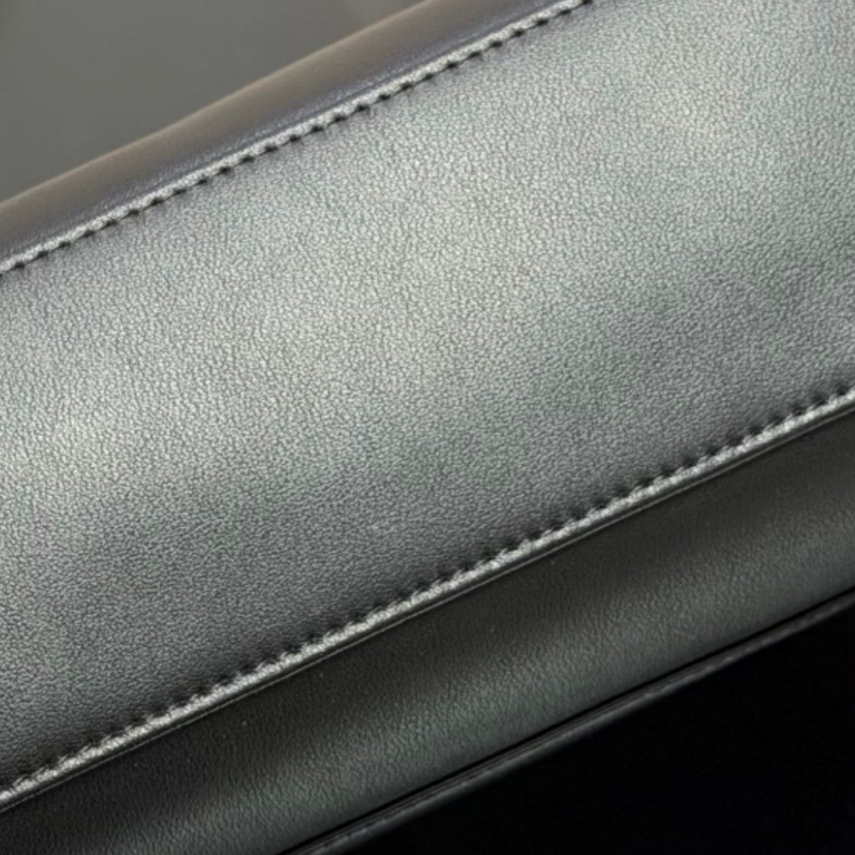 Large-capacity handbag with a matching small wallet.