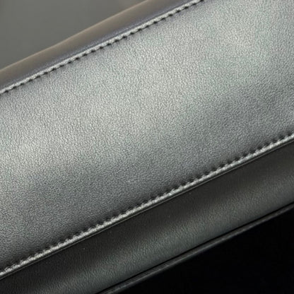 Large-capacity handbag with a matching small wallet.