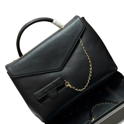 Large-capacity handbag with a matching small wallet.