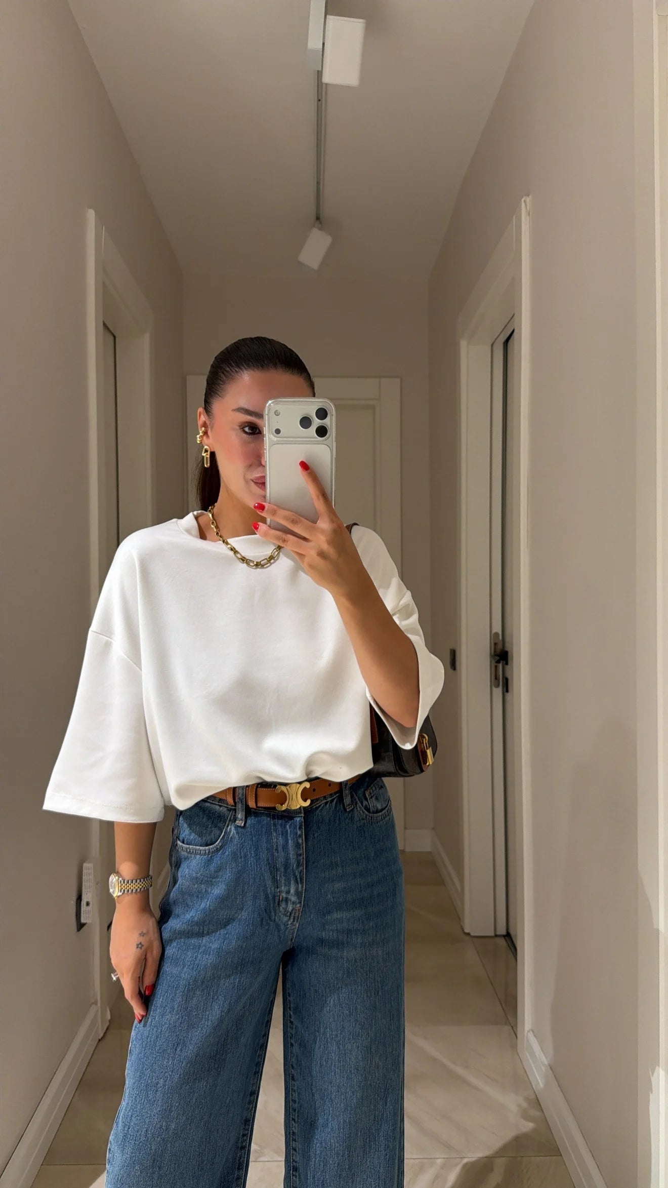 T-shirt with a heart-shaped pattern neckline design