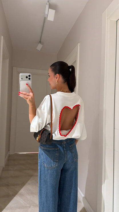 T-shirt with a heart-shaped pattern neckline design