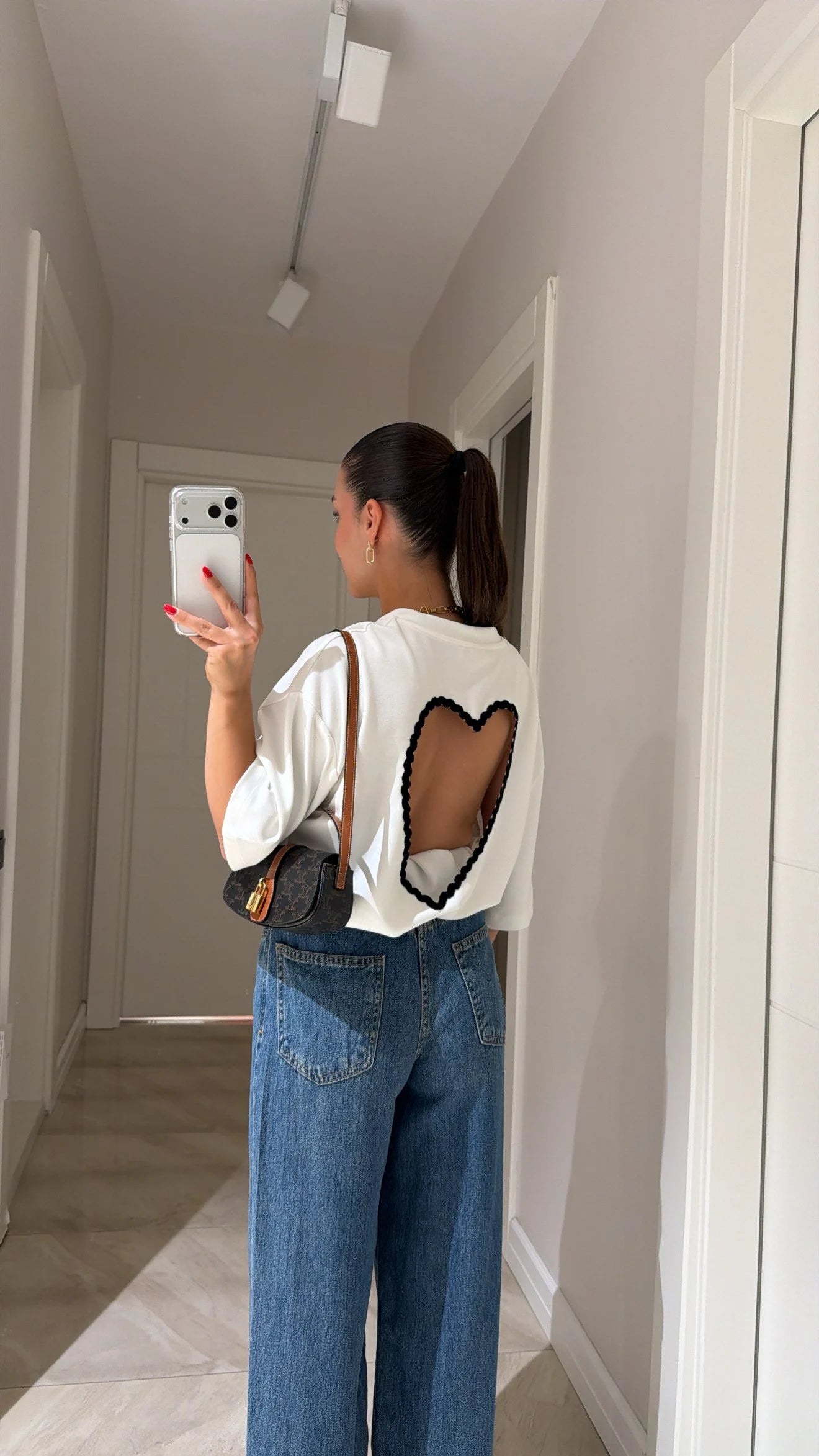 T-shirt with a heart-shaped pattern neckline design