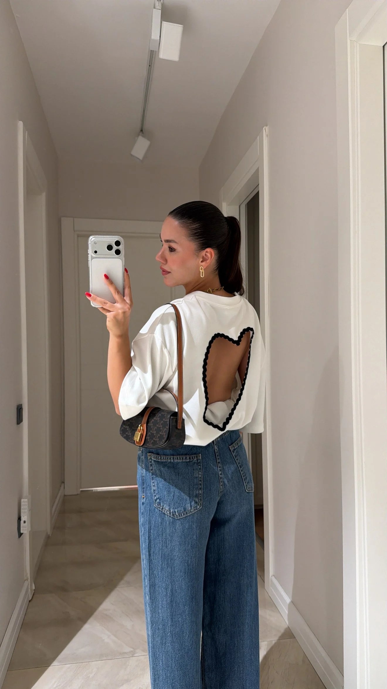 T-shirt with a heart-shaped pattern neckline design