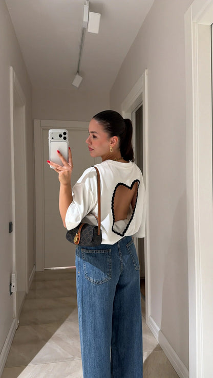 T-shirt with a heart-shaped pattern neckline design