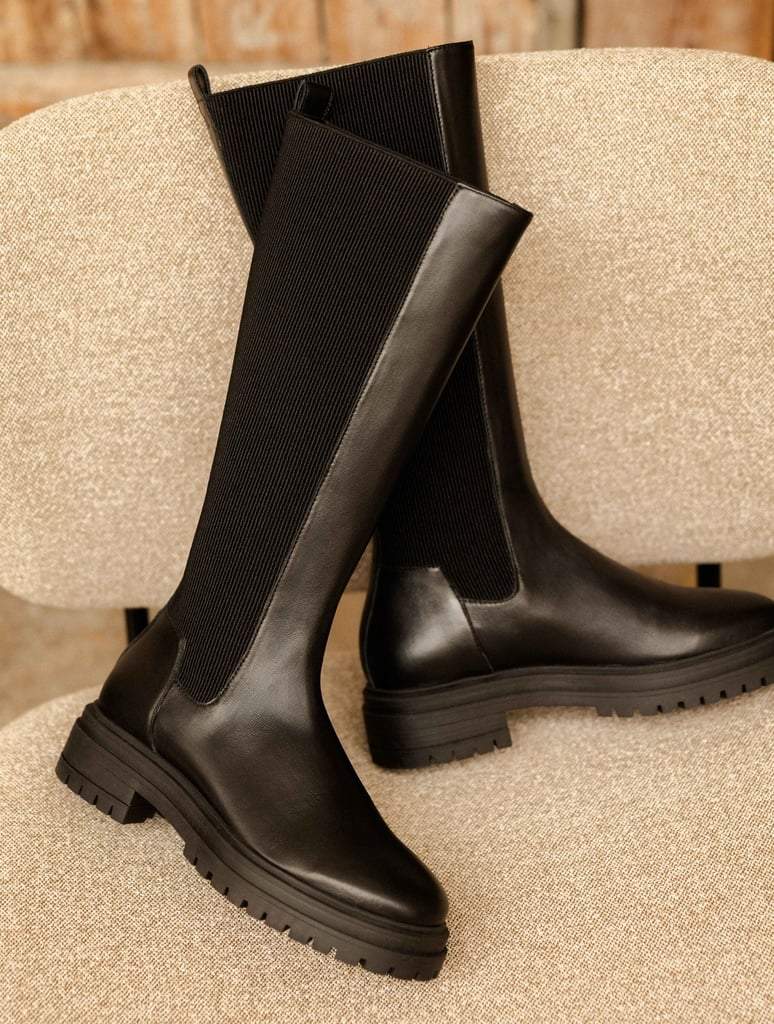 Flat elastic boots