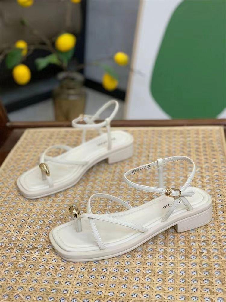 Flat-soled slip-on beach shoes