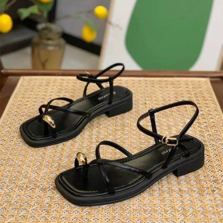 Flat-soled slip-on beach shoes