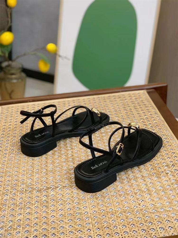 Flat-soled slip-on beach shoes