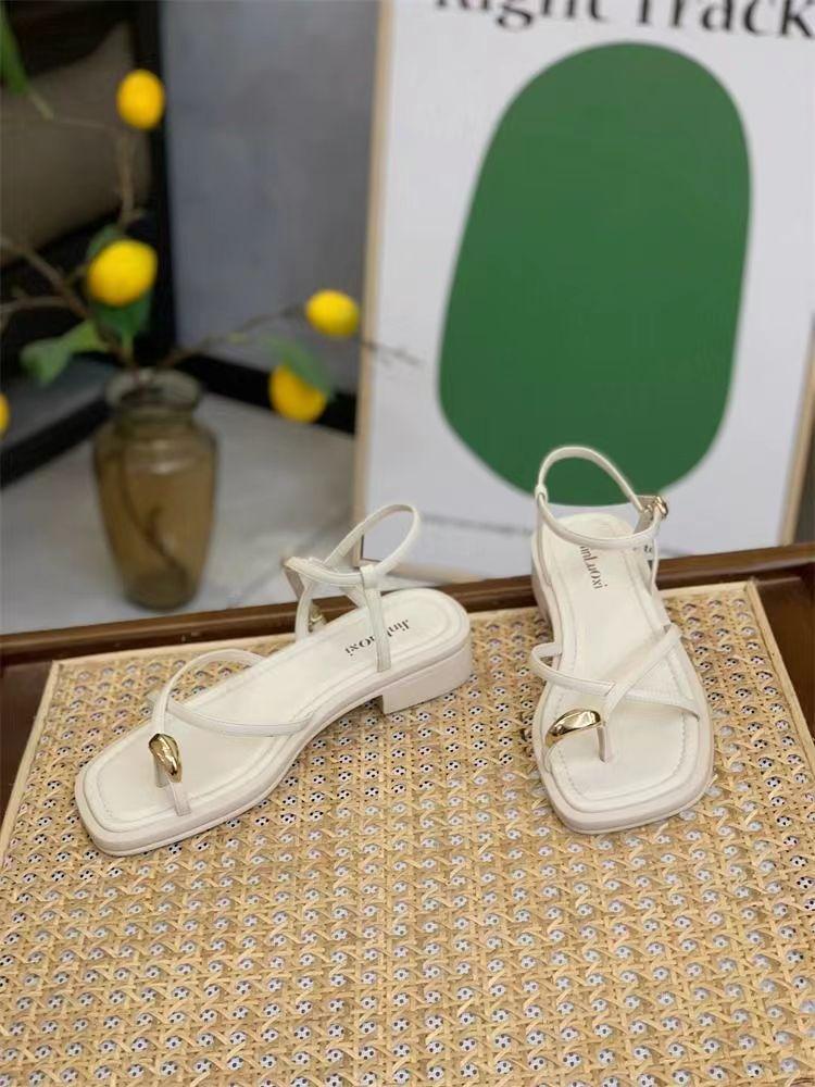 Flat-soled slip-on beach shoes