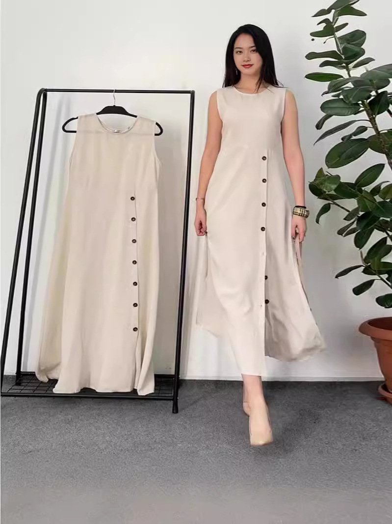 Round neck buttoned sleeveless solid color slit dress