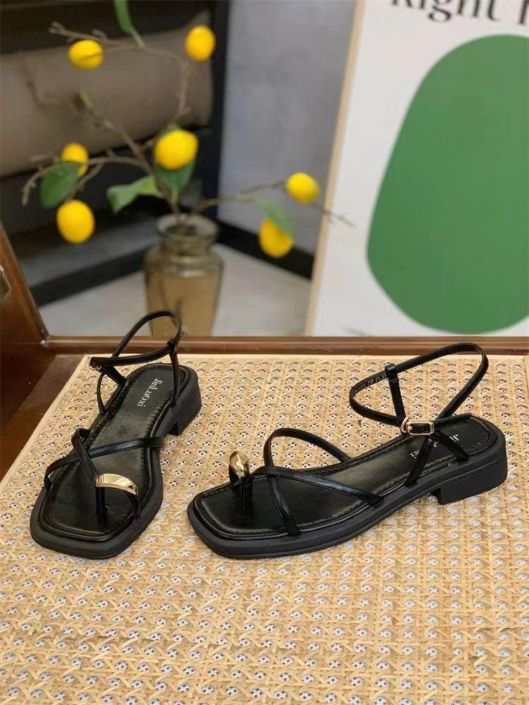 Flat-soled slip-on beach shoes