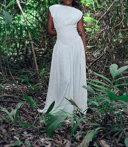 White waist sleeveless long skirt